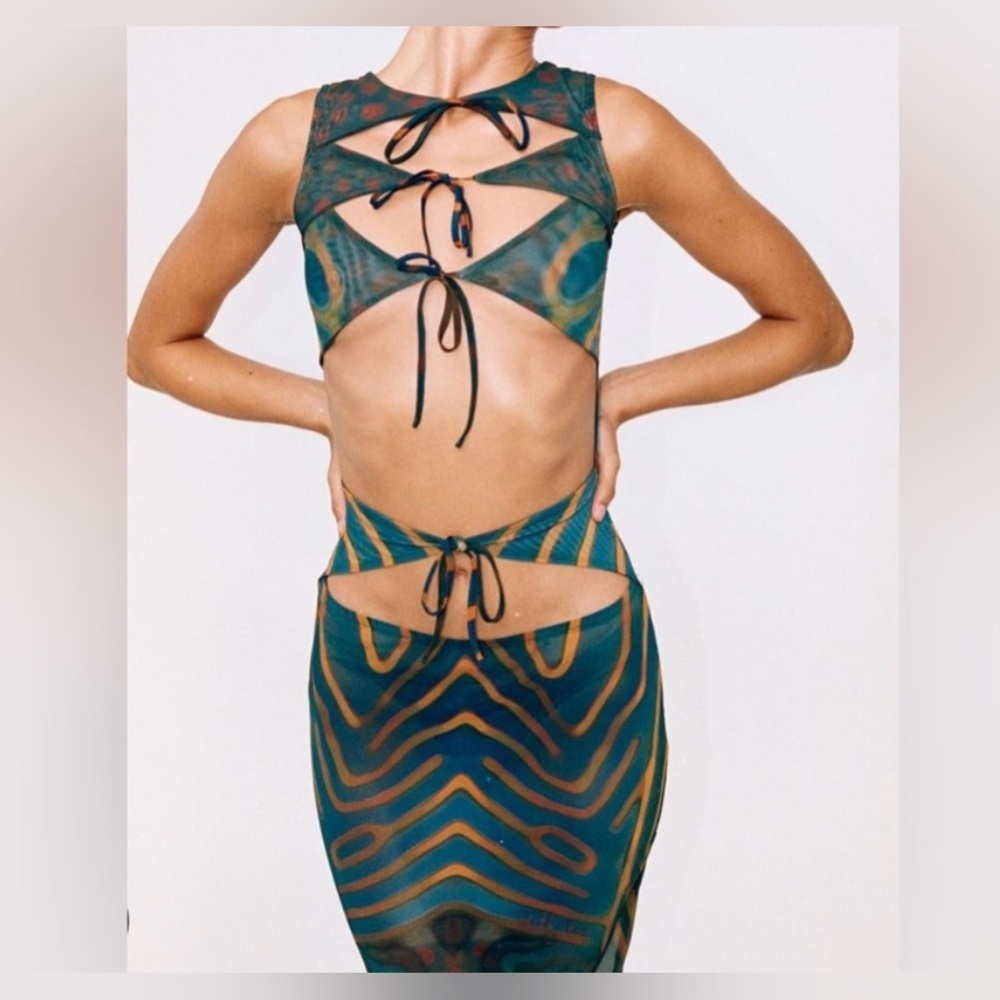 New NWT WITH JEAN Paloma cut out midi dress in fushi print